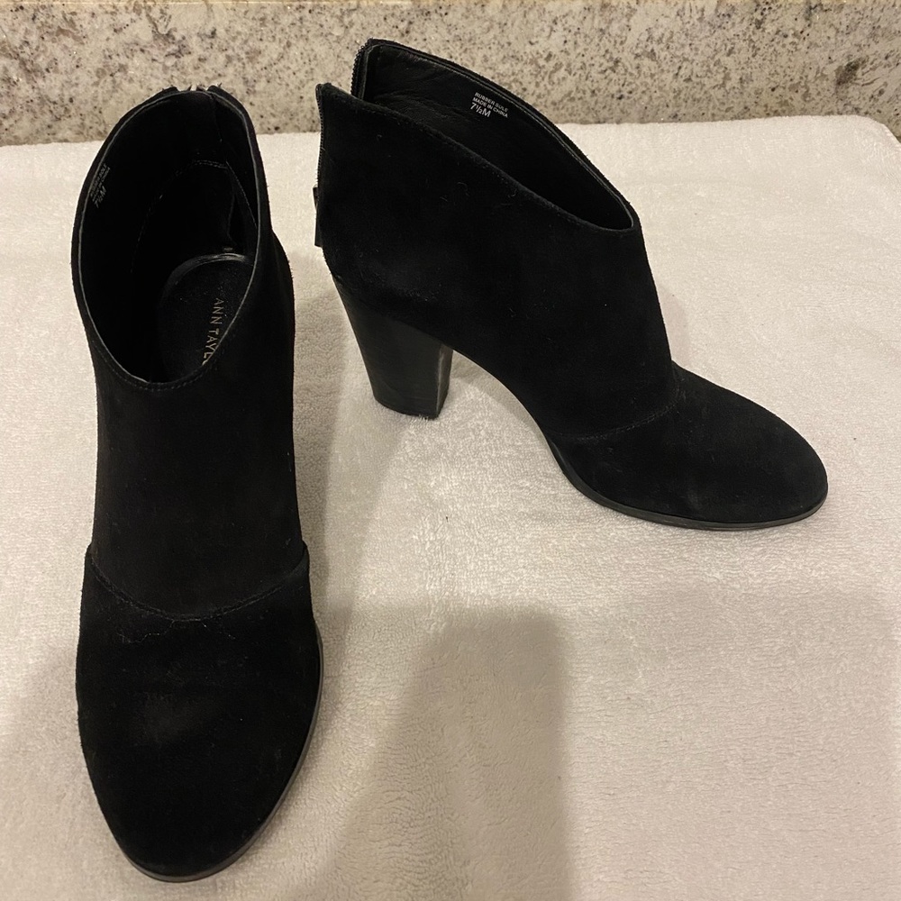 ANN TAYLOR BLACK SUEDE BOOTIES. ZIP UP THE BACK WITH A WOOD HEEL. SZ 7-1…